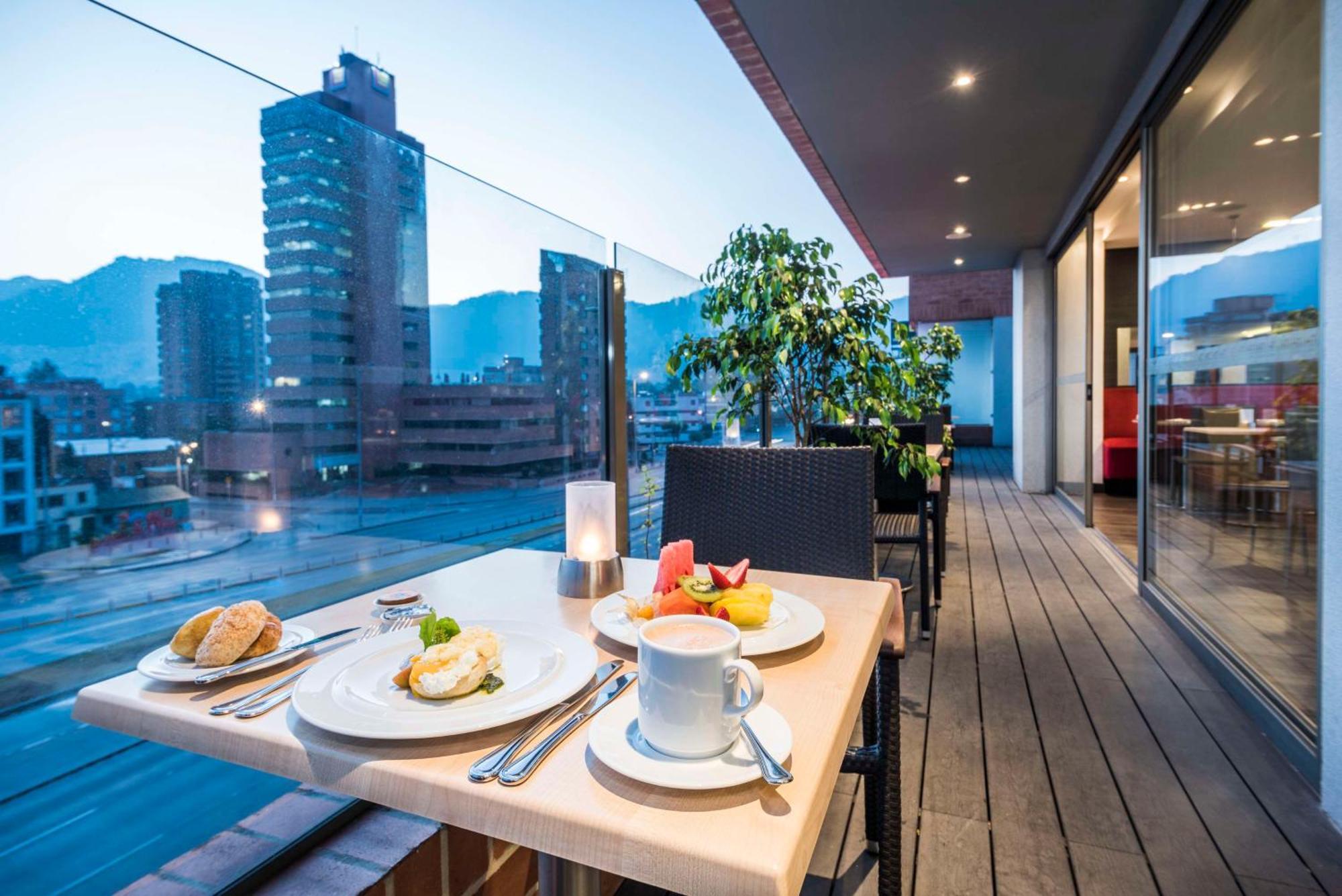 NH Bogota Urban 26 Royal Hotel Bagian luar foto