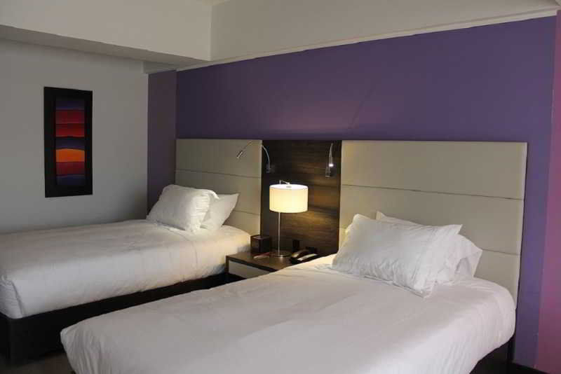 NH Bogota Urban 26 Royal Hotel Bagian luar foto